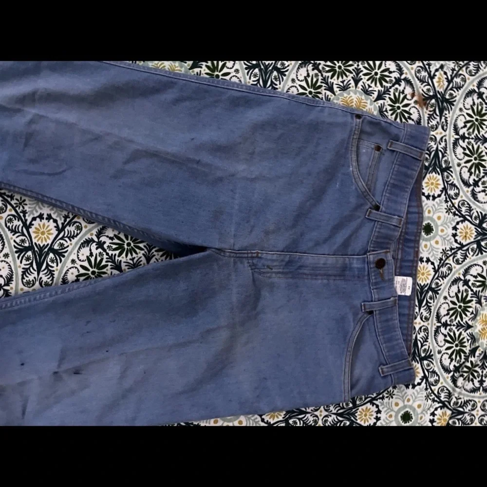 1999 Levi’s 415 light wash with creased legs 34 x 32 men’s vintage Levi’s